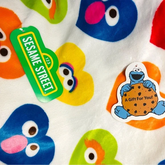 𝐒𝐞𝐬𝐚𝐦𝐞 𝐒𝐭𝐫𝐞𝐞𝐭 Heart Characters Plush Throw & Blanket - Picture 2 of 10